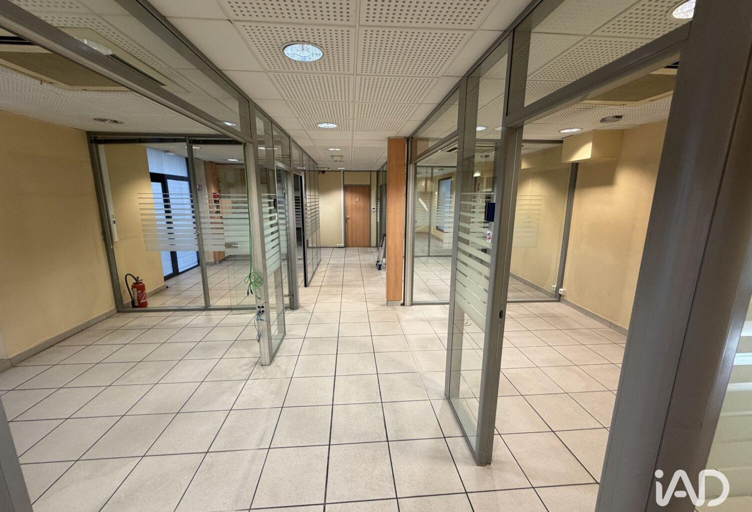 Location Local d'activités 226 m&sup2; — photo 1