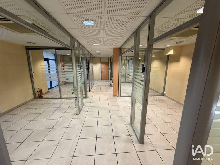 Location Local d'activités 226 m&sup2; — photo 1