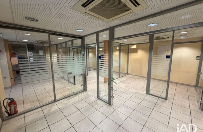 Location Local d'activités 226 m&sup2; — photo 2