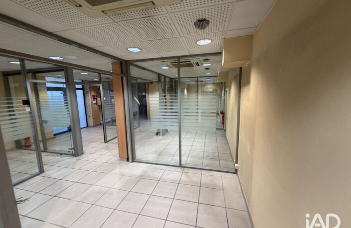 Location Local d'activités 226 m&sup2; — photo 3