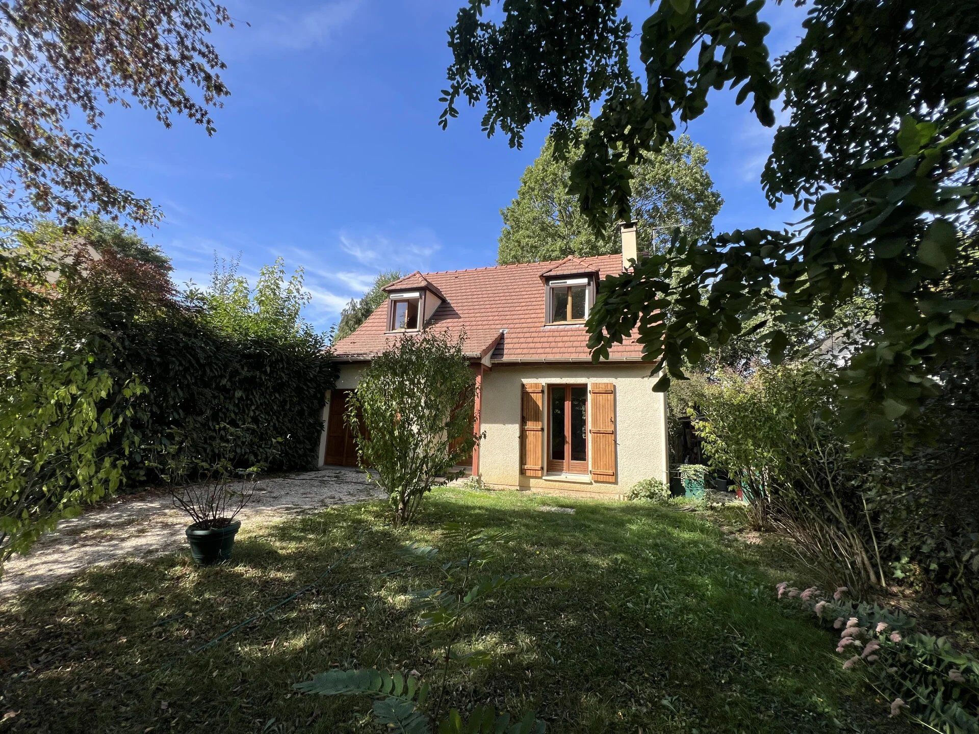 Maison 5 pièces 82 m² · aux Essarts-le-Roi · 82 m² · 355 400 €