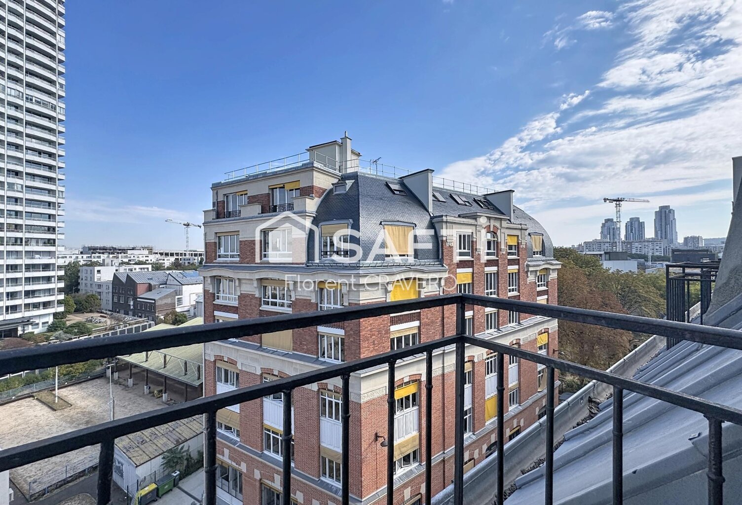 La Chapelle / Marx Dormoy  Dernier étage avec balcon et fort potentiel — photo 1