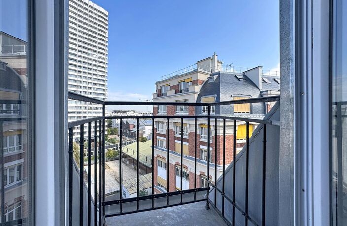 La Chapelle / Marx Dormoy  Dernier étage avec balcon et fort potentiel — photo 2