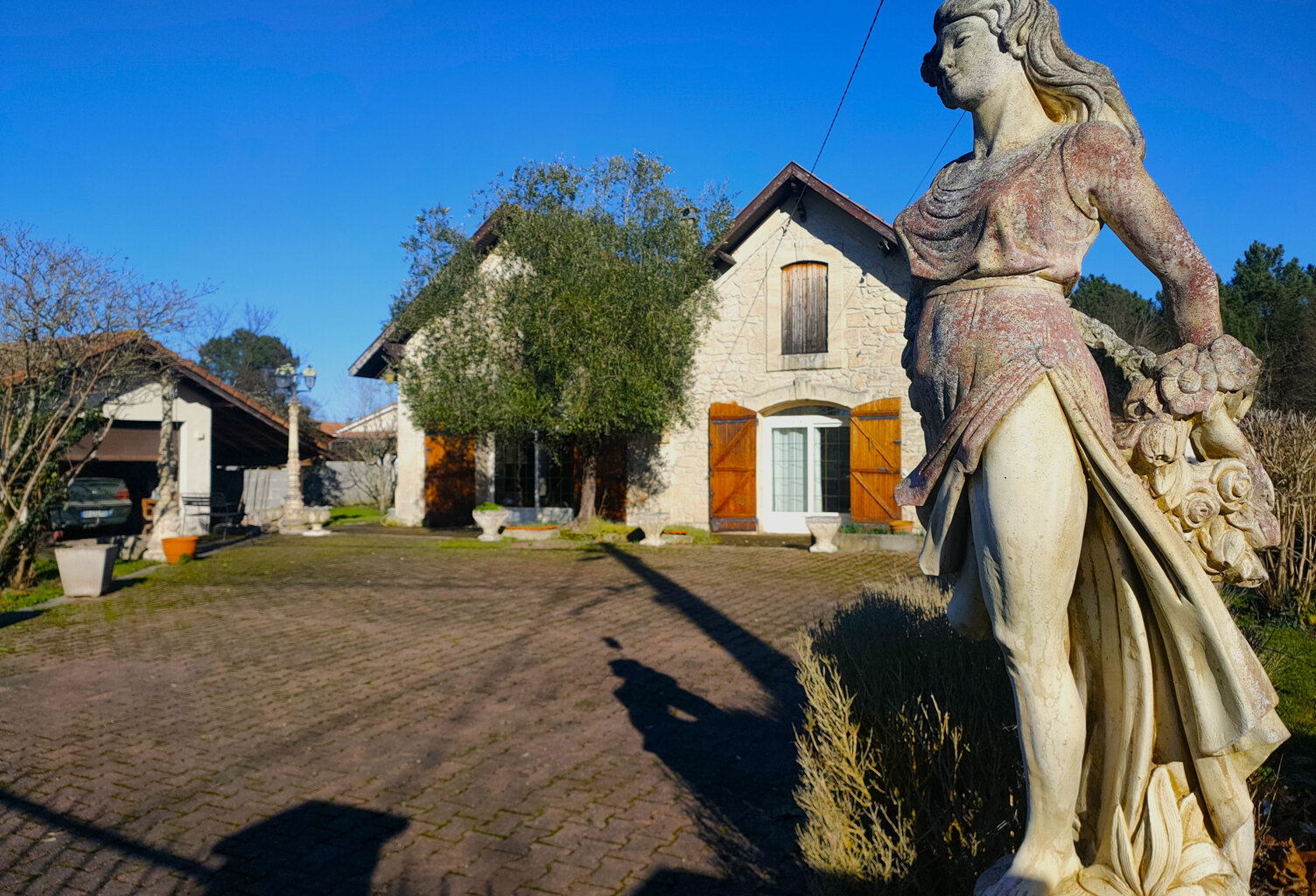 Grande maison en pierre de 208 m2 à Saint-Yzan-de-Soudiac — photo 1
