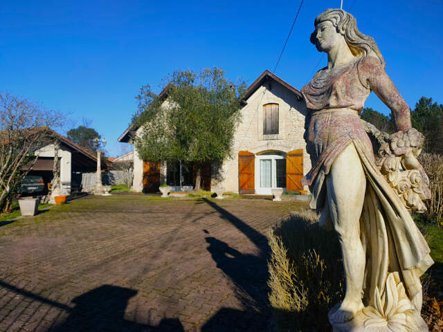 Grande maison en pierre de 208 m2 à Saint-Yzan-de-Soudiac — photo du bien