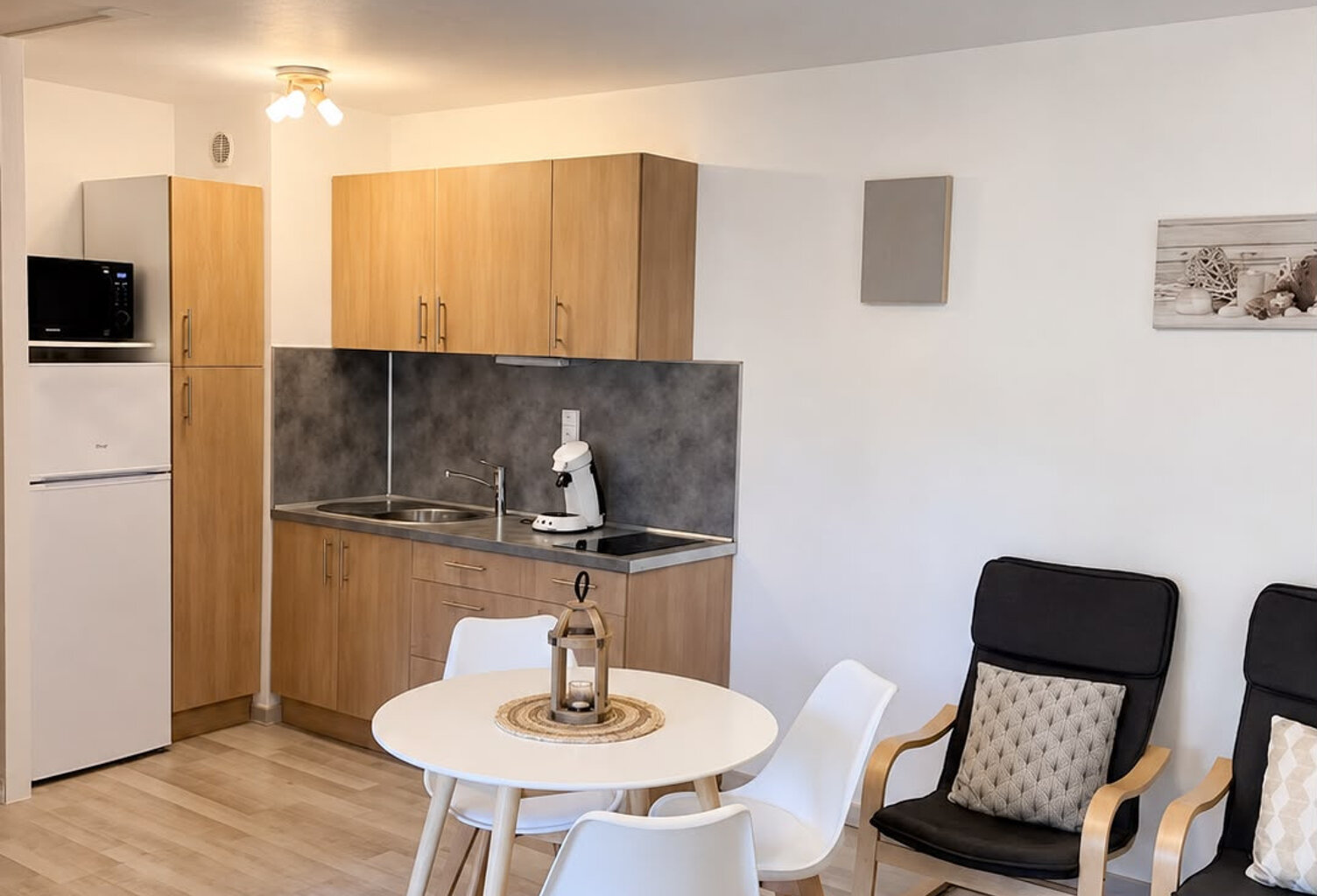 GRÉOUX-LES-BAINS   STUDIO MEUBLÉ DE 27 M2 AVEC BALCON ET PAR — photo 1