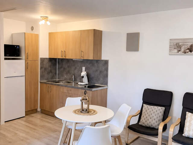GRÉOUX-LES-BAINS   STUDIO MEUBLÉ DE 27 M2 AVEC BALCON ET PAR — photo du bien