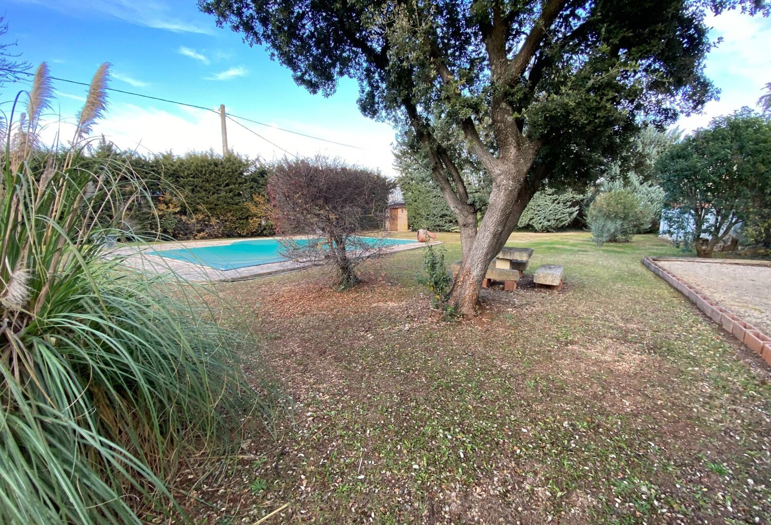 Campagne pernoise, espace et piscine. — photo 1