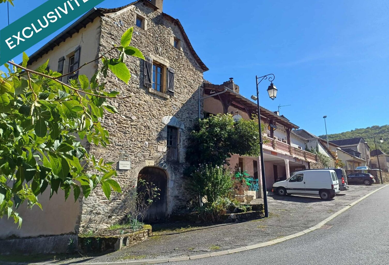 Située à Prévinquières, petit village touristique de l'Aveyron, au centre d'un triangle formé par les villes de Toulouse, Clermont-Ferrand et Montpellier à 35mn de Rodez. — photo 1