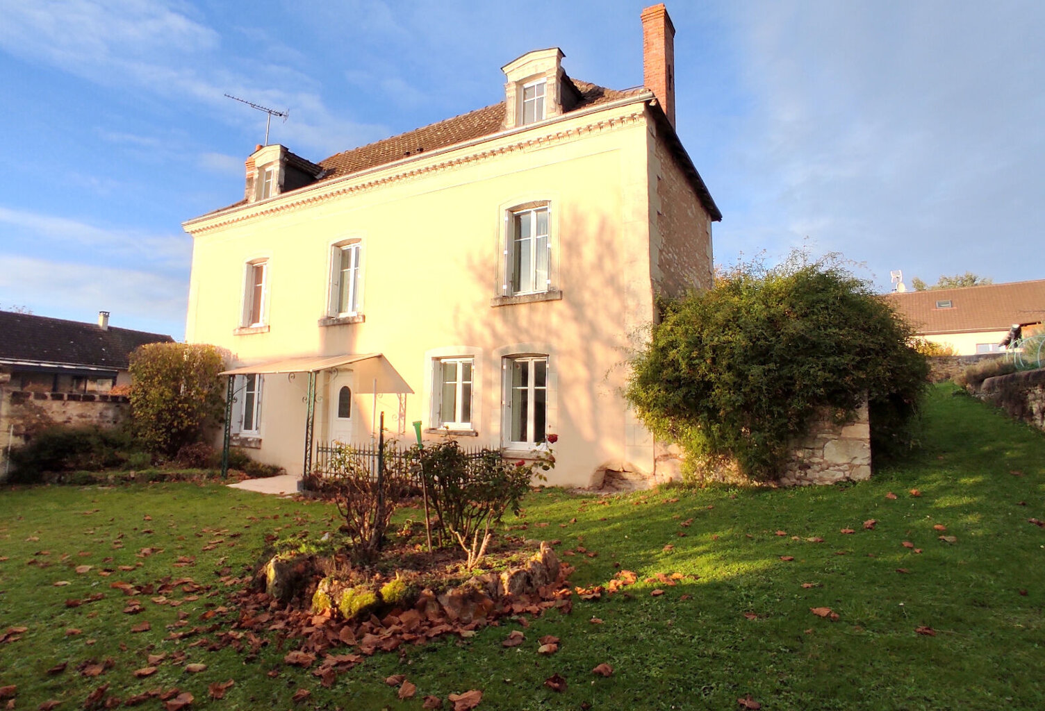 BELLE MAISON ANCIENNE DE CENTRE BOURG — photo 1