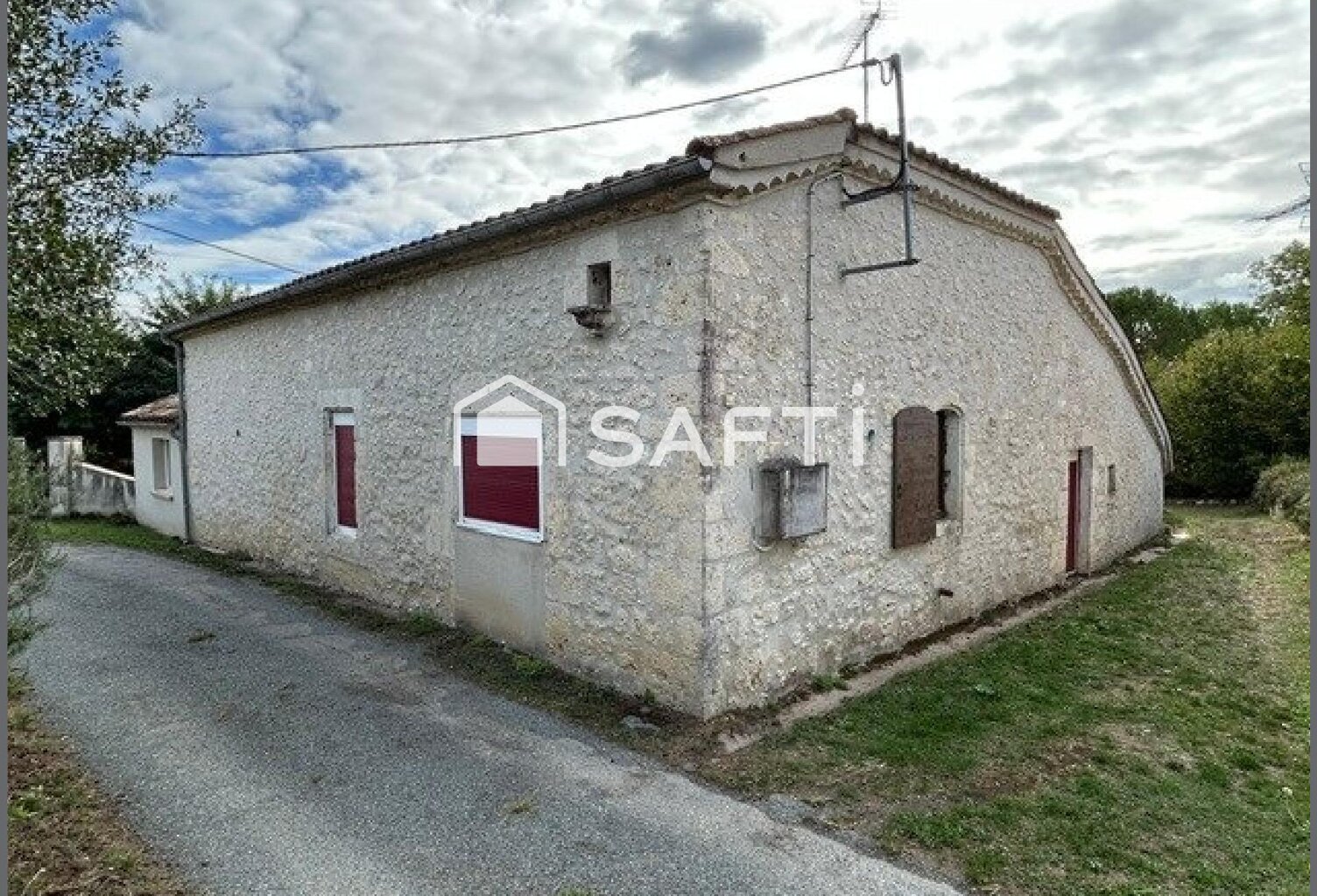 Maison en pierre en coeur de village + dépendances — photo 1