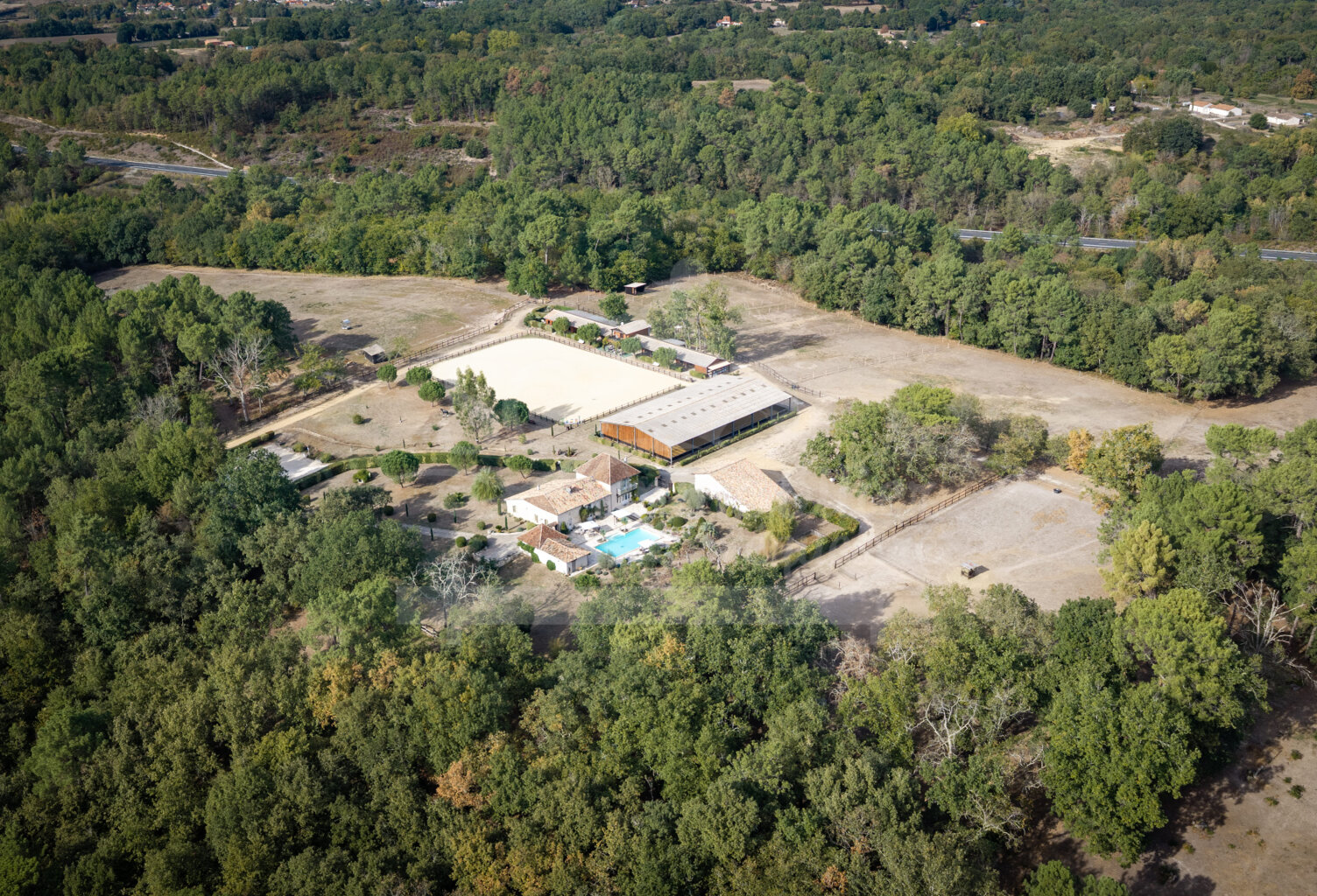Propriété équestre sur plus de 21 hectares   Trois logements — photo 1