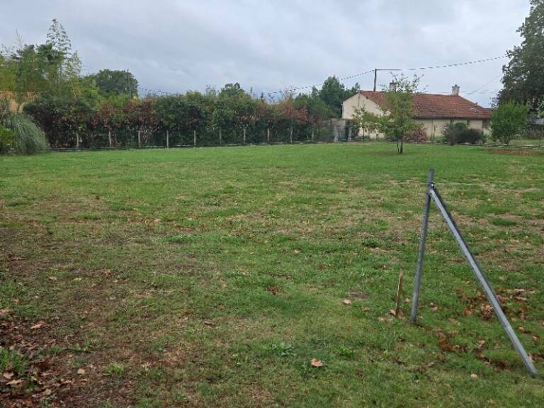 Terrain à bâtir à Saint-Savin (33920) — photo 1