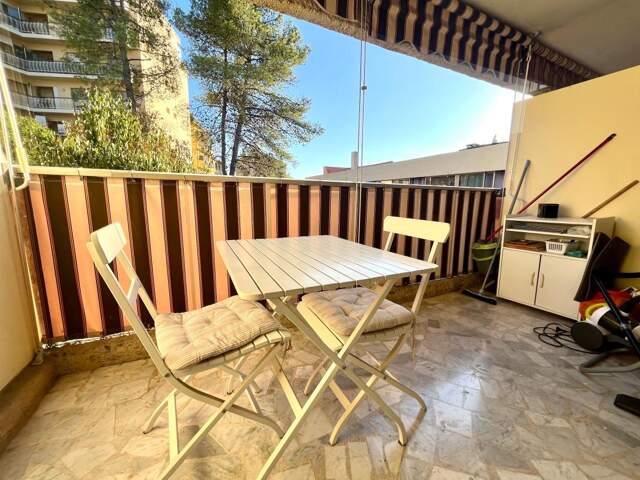 studio mairie avec belle terrasse au calme vue jardin — photo du bien