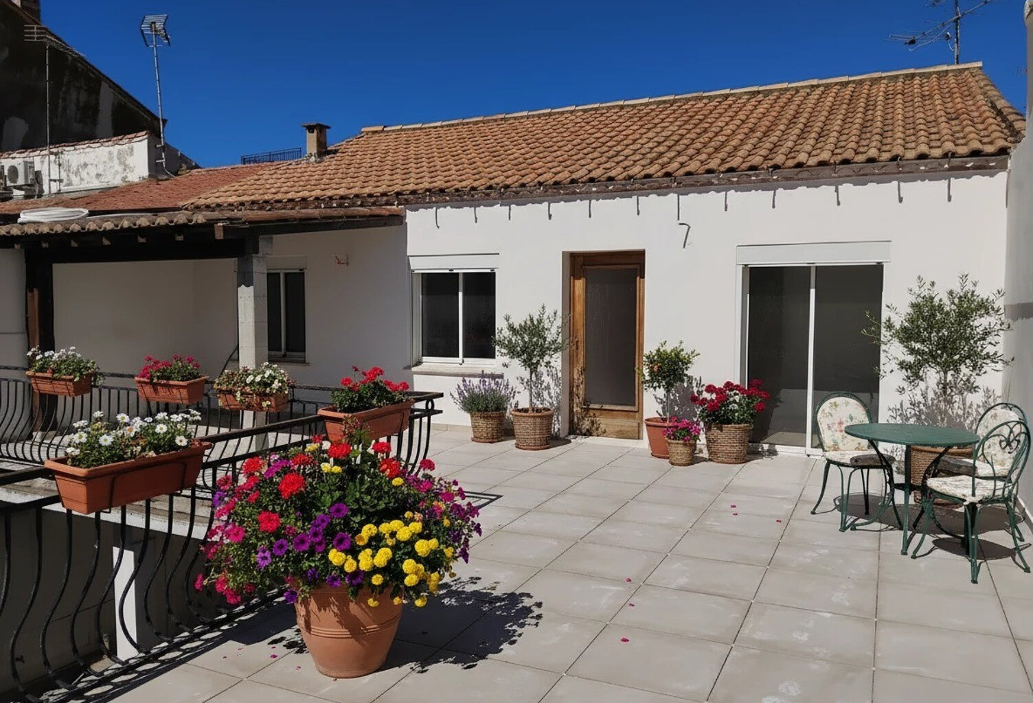 Appartement rénové 4 pièces avec grande terrasse et garage — photo 1