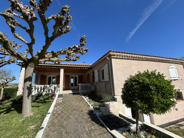 Grande maison avec terrasse, terrain de 2 500 m2 — photo du bien