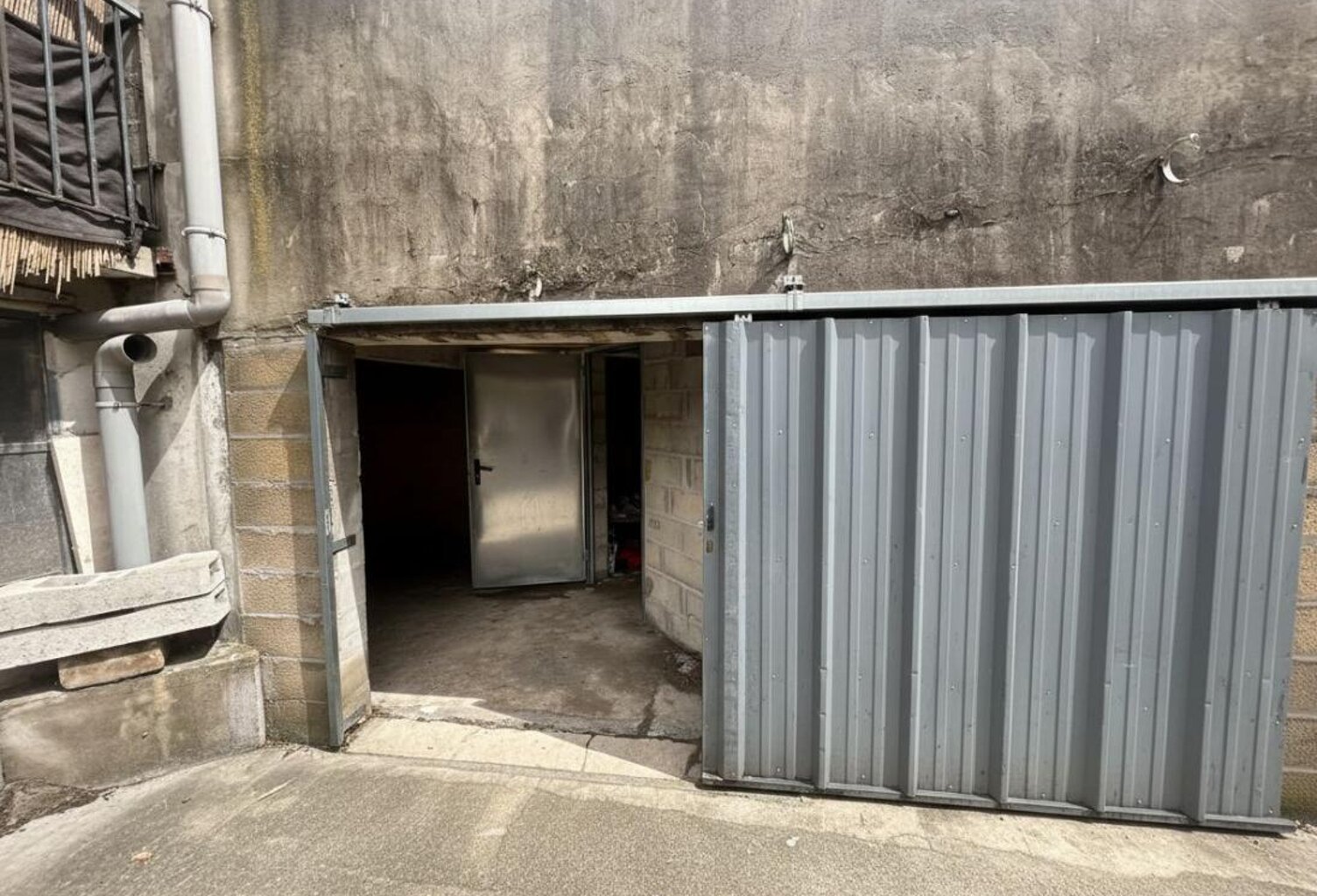 DAX – Avenue Saint Vincent de Paul –  Grand Espace de stockage sécurisé d'environ 145m² — photo 1