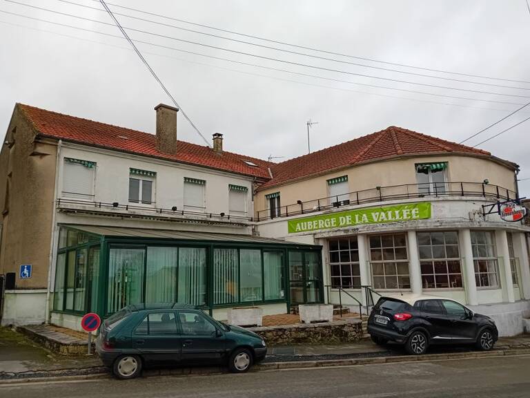 Maison de 400m2 à louer sur Bourg-et-Comin — photo 1