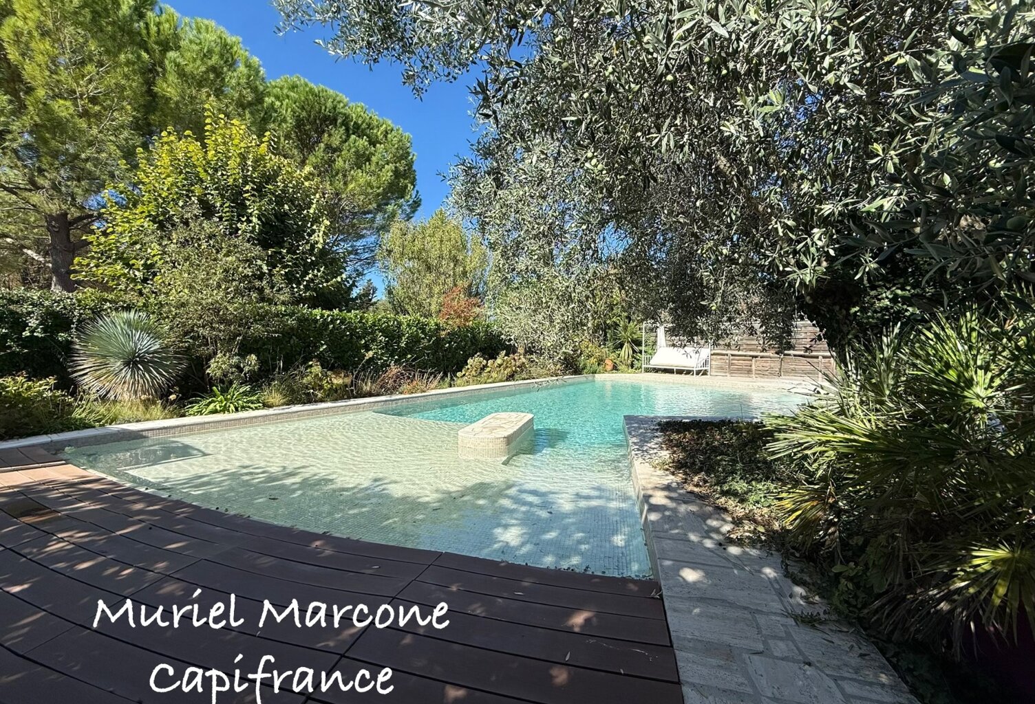PUYRICARD (13) Propriété de caractère avec piscine, dépendances, garage et piscine — photo 1