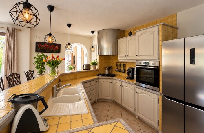 PUYRICARD (13) Propriété de caractère avec piscine, dépendances, garage et piscine — photo 4