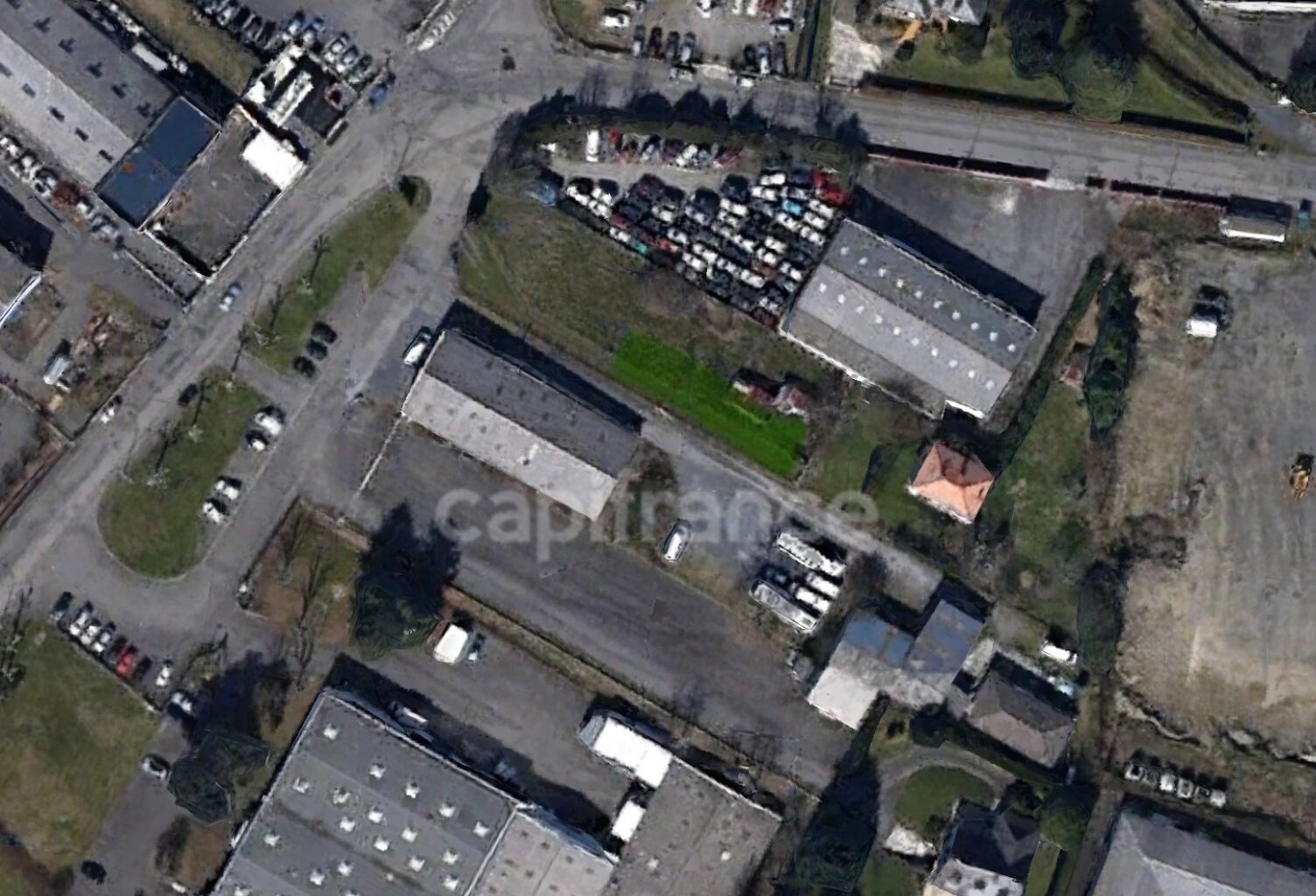 Maison avec terrain dans zone industrielle — photo 1