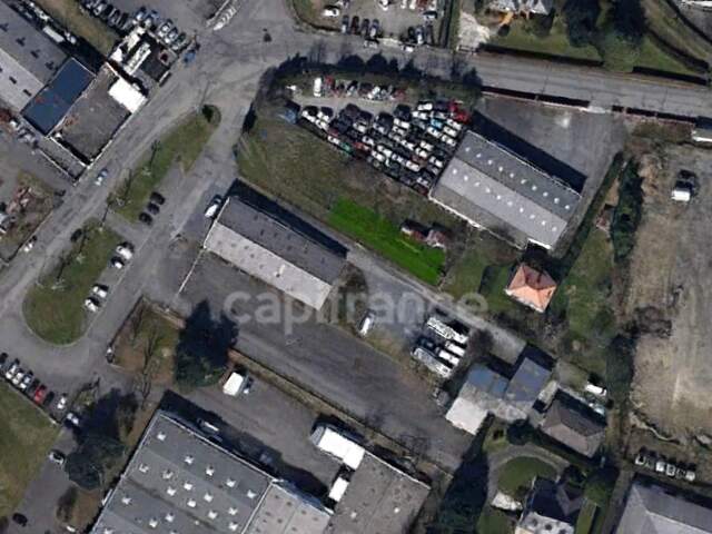 Maison avec terrain dans zone industrielle — photo du bien