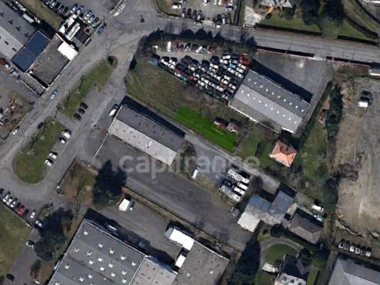 Maison avec terrain dans zone industrielle — photo 1