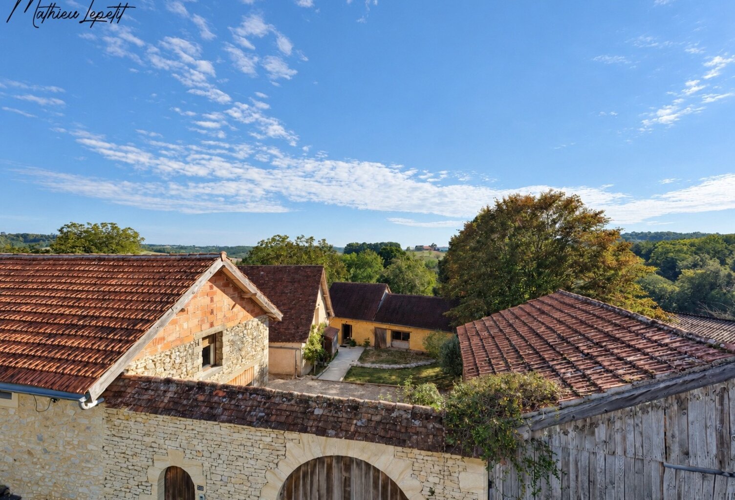 A vendre Deux maisons, un appartement indépendant et deux garages 246 M² habitables  8 pièces SAINT PIERRE DE CHIGNAC (24)– Terrain de 1981 M² — photo 1