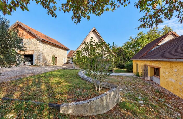A vendre Deux maisons, un appartement indépendant et deux garages 246 M² habitables  8 pièces SAINT PIERRE DE CHIGNAC (24)– Terrain de 1981 M² — photo 3