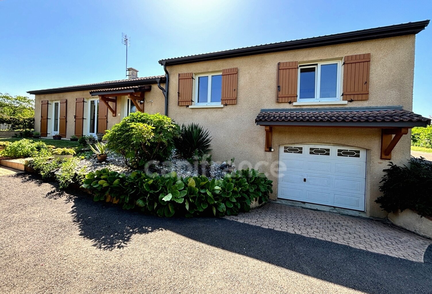 Maison 6 pièces - 140 m² - 4 chambres - Sous-sol - Terrain 1080 m² - CHARNAY LES MACON (71850) — photo 1