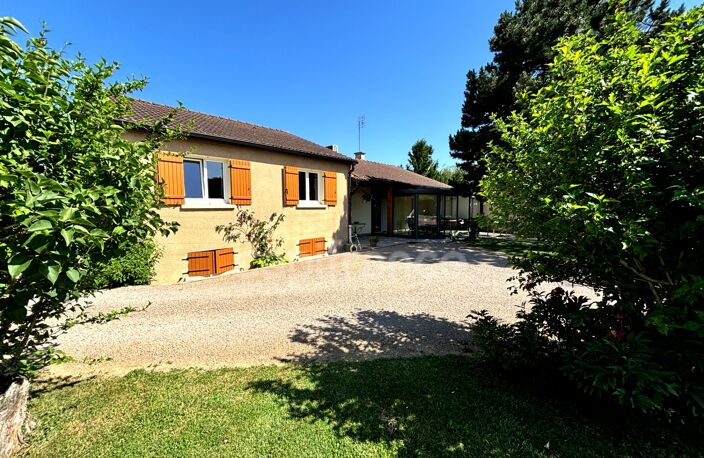 Maison 6 pièces - 140 m² - 4 chambres - Sous-sol - Terrain 1080 m² - CHARNAY LES MACON (71850) — photo 3