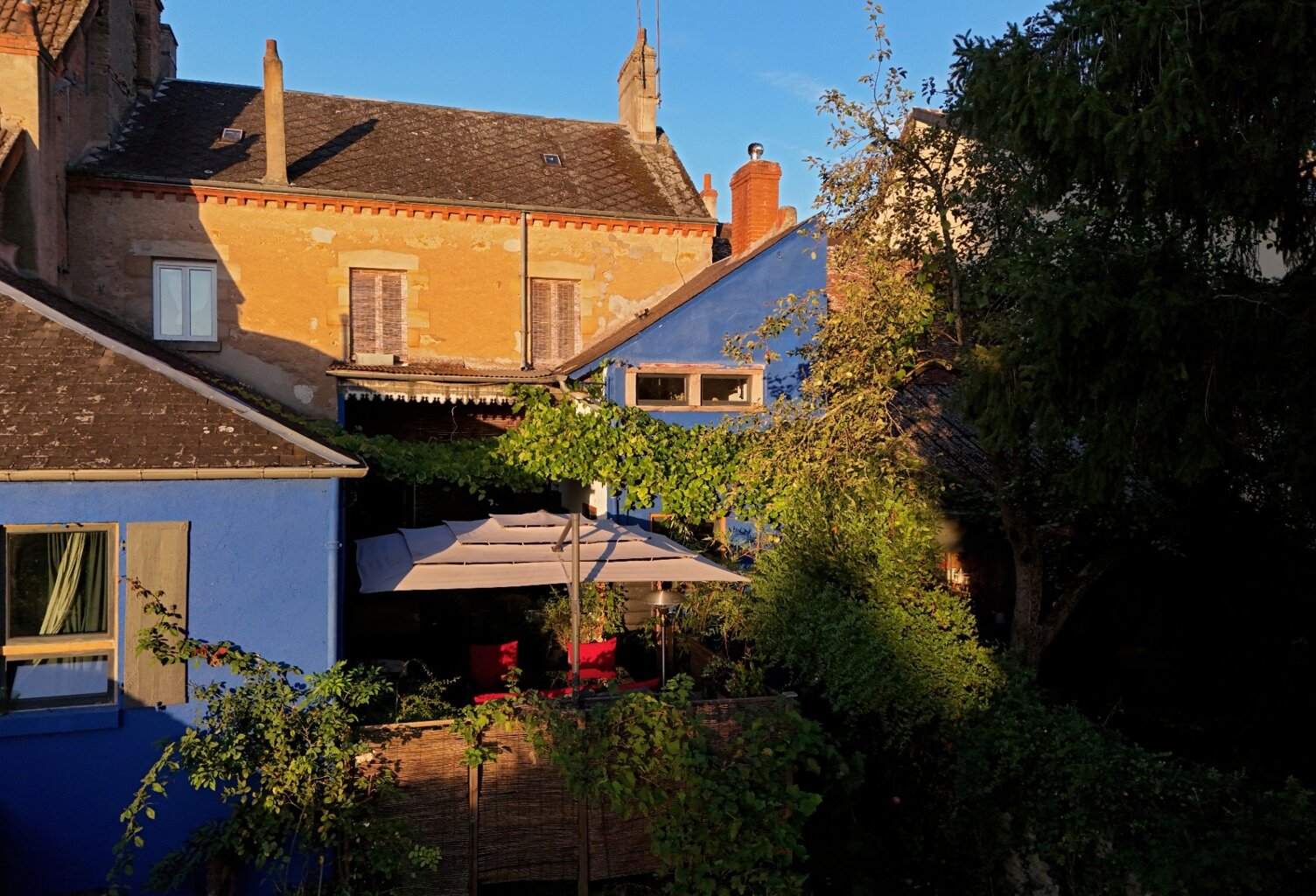 Maison de caractère à vendre 6 pièces LA CHATRE (36) 4 chambres, 2 garage, terrasse, jardin, rivière 269 900€ — photo 1