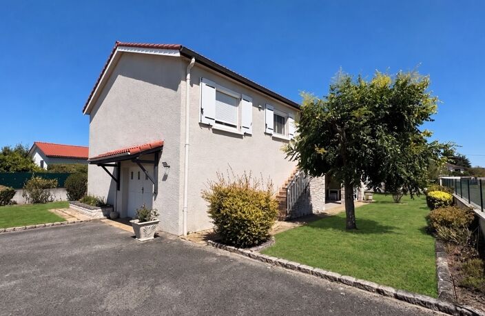 VEAUCHE – Belle maison familiale d'environ 130 m² sur 1050 m² de terrain clos et arboré — photo 2
