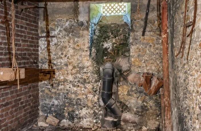 Paris XIVème - Rue Thibaud - Grande cave saine de 12 m² — photo 2