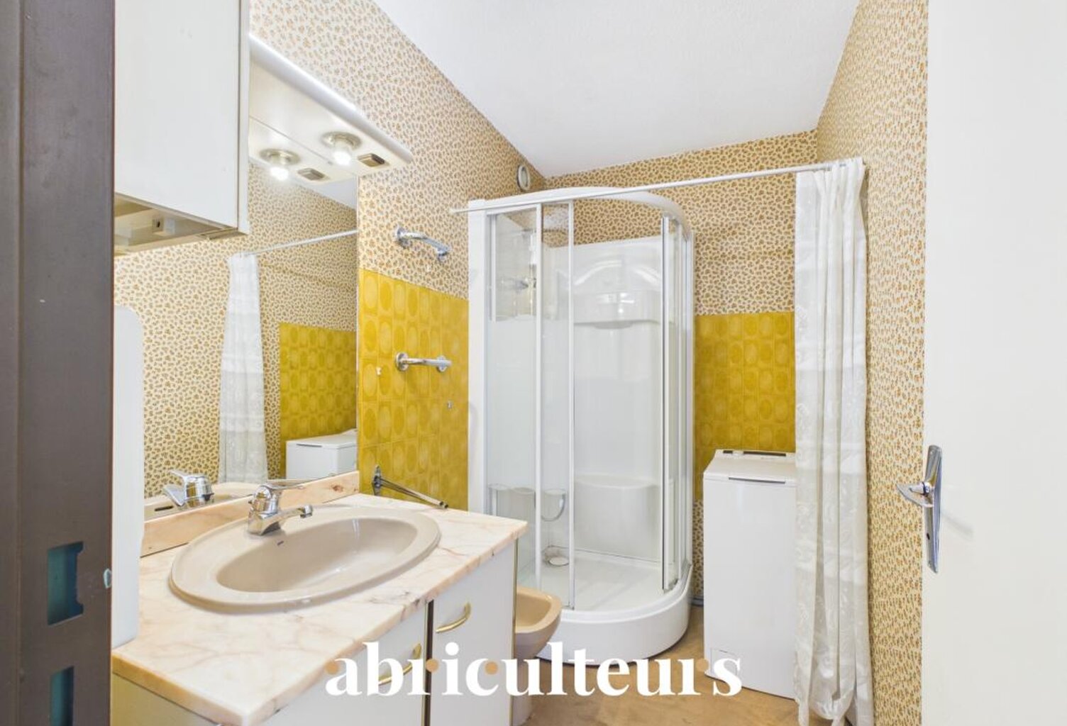 Talence : T4 traversant de 80 m² avec balcon, parking et cellier, à rafraîchir — photo 1