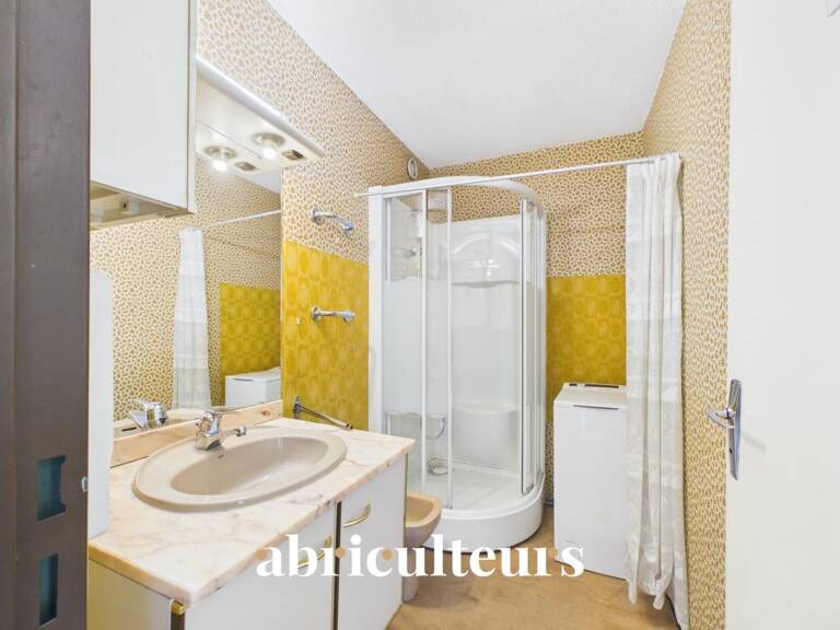Talence : T4 traversant de 80 m² avec balcon, parking et cellier, à rafraîchir — photo 1