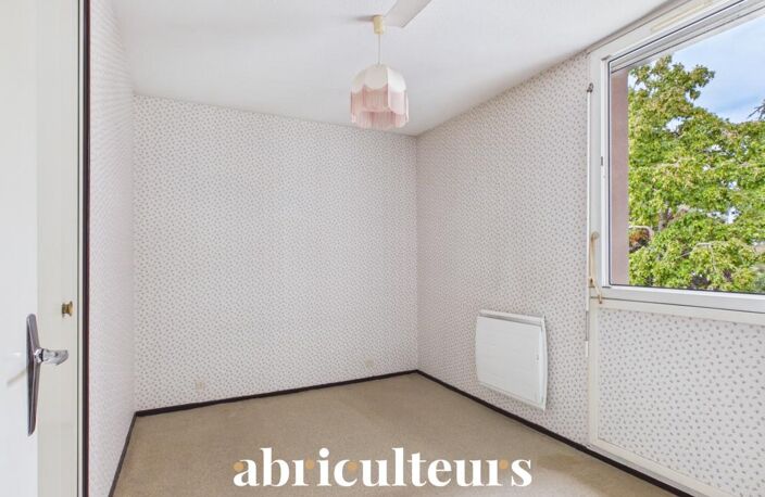 Talence : T4 traversant de 80 m² avec balcon, parking et cellier, à rafraîchir — photo 2