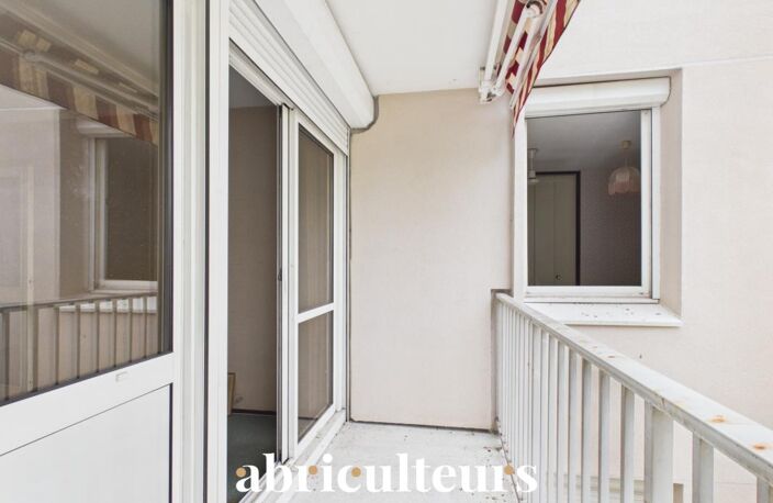 Talence : T4 traversant de 80 m² avec balcon, parking et cellier, à rafraîchir — photo 3