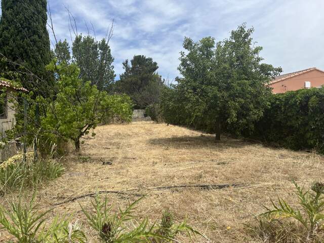 Terrain 400 m² à Trets — photo du bien