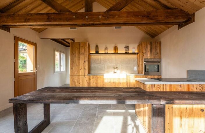 UNE MAISON DE CARACTÈRE PLAIN PIED, AU CALME, AVEC LE MONT CINDRE POUR HORIZON — photo 4