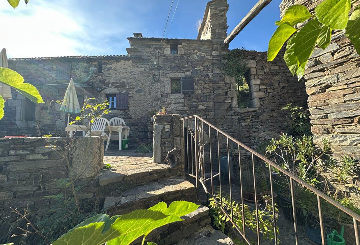 ARDÈCHE - AUTHENTIQUE MAISON EN PIERRE  AVEC 2 RUINES — photo 1
