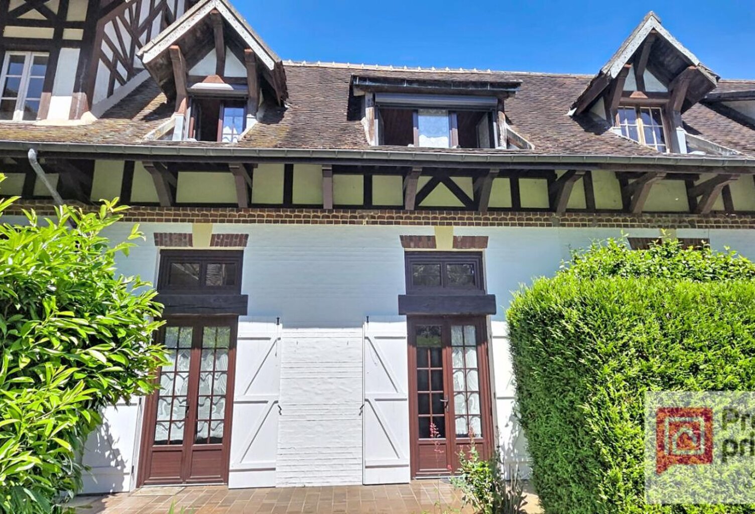 Maison de charme avec terrasse et beau potentiel — photo 1