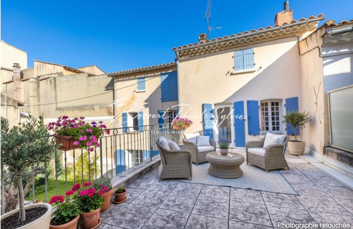 MAISON DE CARACTÈRE AVEC COURS ET TERRASSES - RARE AVEC POTENTIEL — photo 5