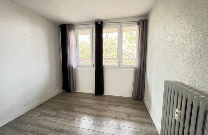 T3 TRAVERSANT - 56,74 M² - 2 CHAMBRES - CAVE - PROCHE CÉZEAUX — photo 4