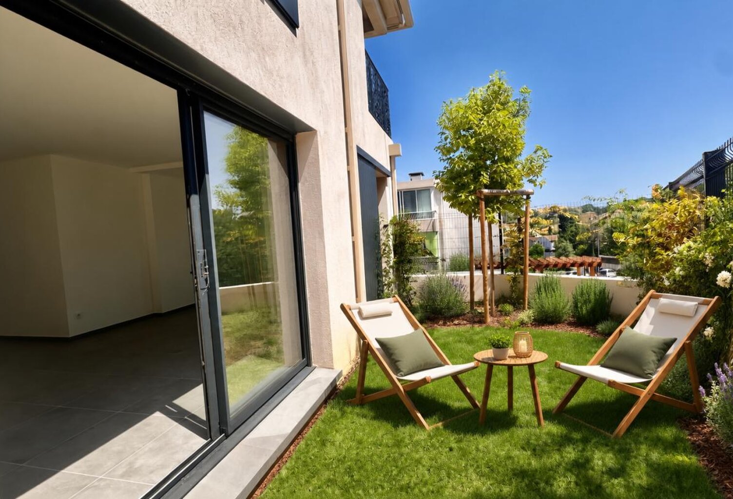 SIX FOURS LES PLAGES - CONSTRUCTION RECENTE - APPARTEMENT DE TYPE 3 -  68 m2 - TERRAIN 54 M² - PARKING EN SOUS SOL — photo 1