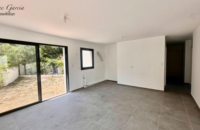 SIX FOURS LES PLAGES - CONSTRUCTION RECENTE - APPARTEMENT DE TYPE 3 -  68 m2 - TERRAIN 54 M² - PARKING EN SOUS SOL — photo 3