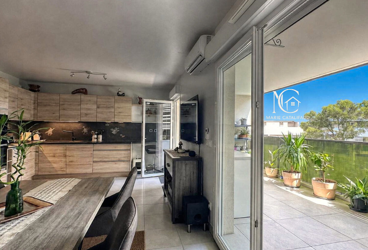 À VENDRE - Beau 2 pièces de 53 m² avec grande terrasse, PISCINE et parking — photo 1