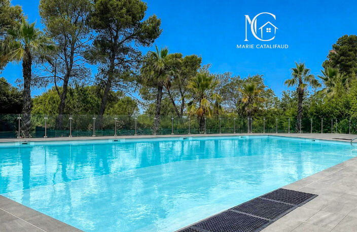 À VENDRE - Beau 2 pièces de 53 m² avec grande terrasse, PISCINE et parking — photo 4