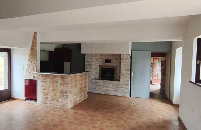 Exclusivité ! Vente aux Enchères. MAISON DATANT DE 1702. 3 CHAMBRES. GRAND TERRAIN. DOUBLE GARAGE — photo 3