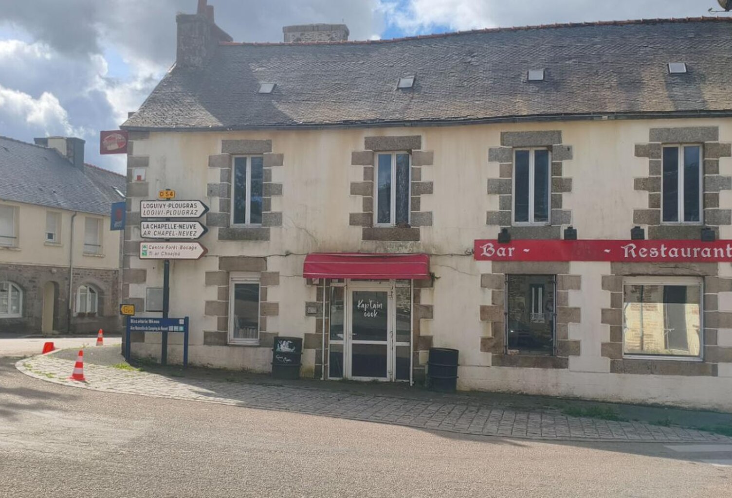 Plougonver, Bien à usage mixte Bar/Restaurant/Appartement T4 + terrain constructible avec hangar et dépendances — photo 1